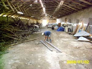 2008 gagesti de jongens vasile sorteert hout.JPG